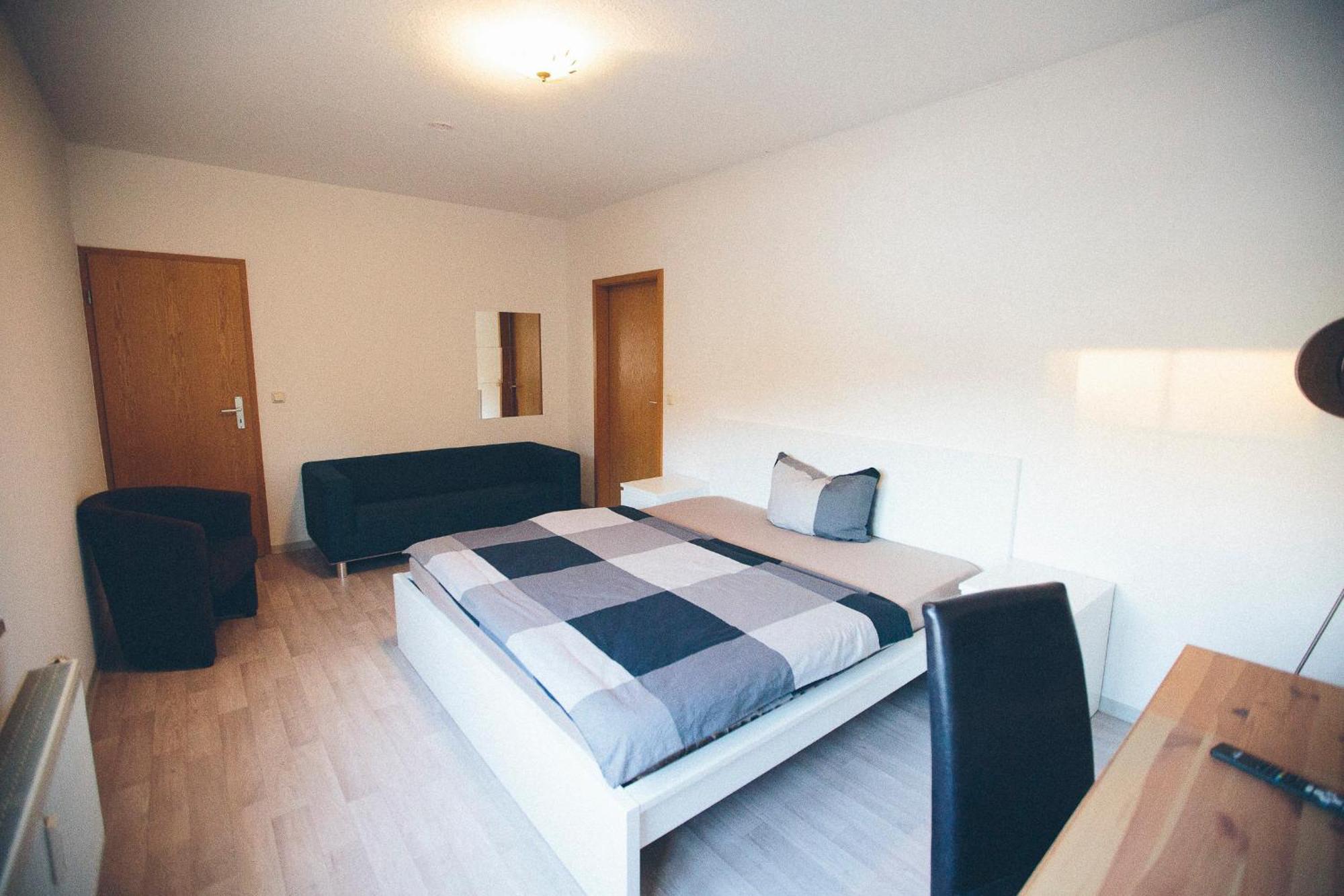 Grosse & Voll Ausgestattete Apartments, Studios, Doppelzimmer, Workspace, Parkplatz, Netflix, Prime & Schnelles Wifi In Ruhiger Lage Mit Garten Rudolstadt Esterno foto