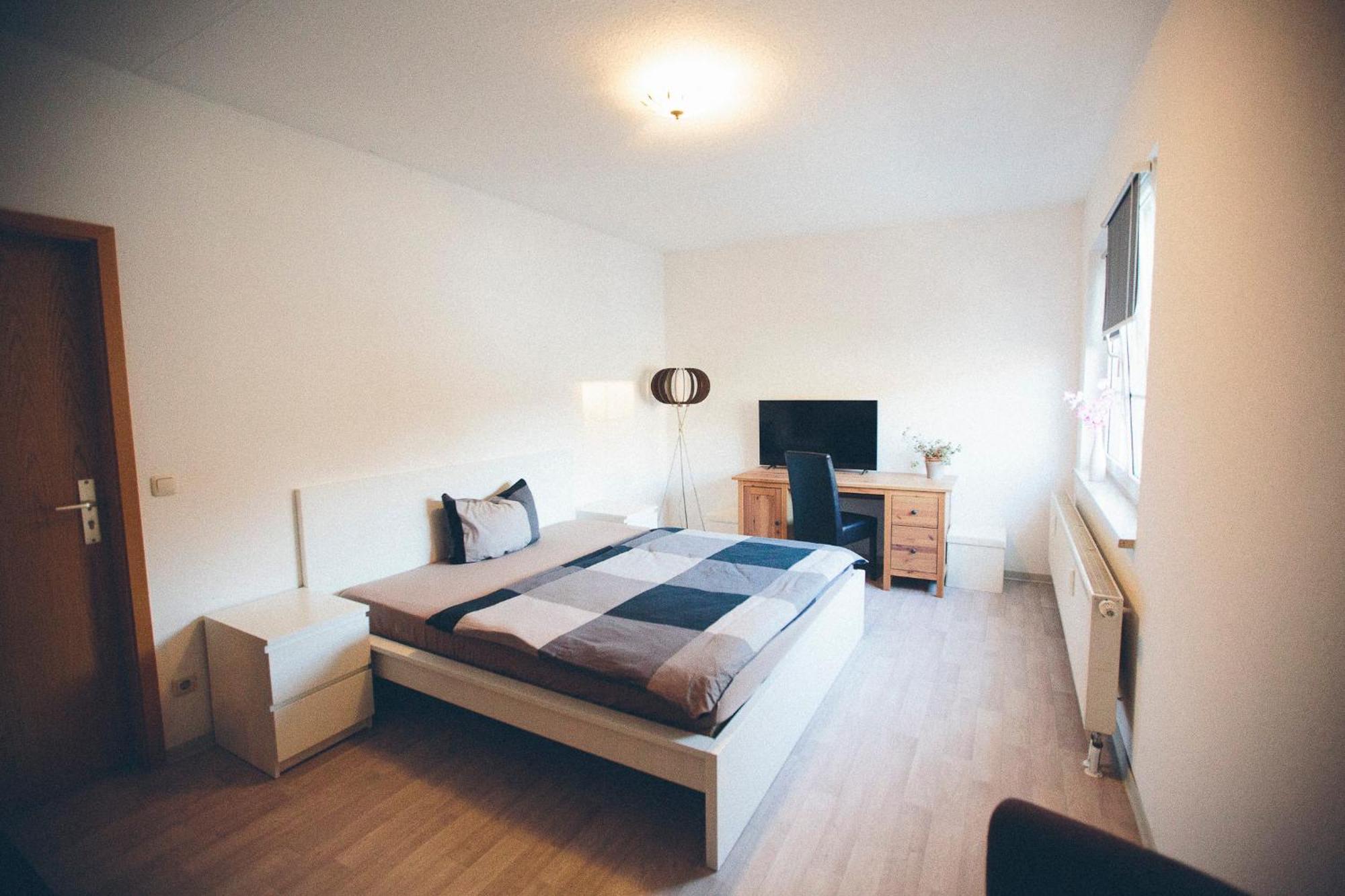 Grosse & Voll Ausgestattete Apartments, Studios, Doppelzimmer, Workspace, Parkplatz, Netflix, Prime & Schnelles Wifi In Ruhiger Lage Mit Garten Rudolstadt Esterno foto