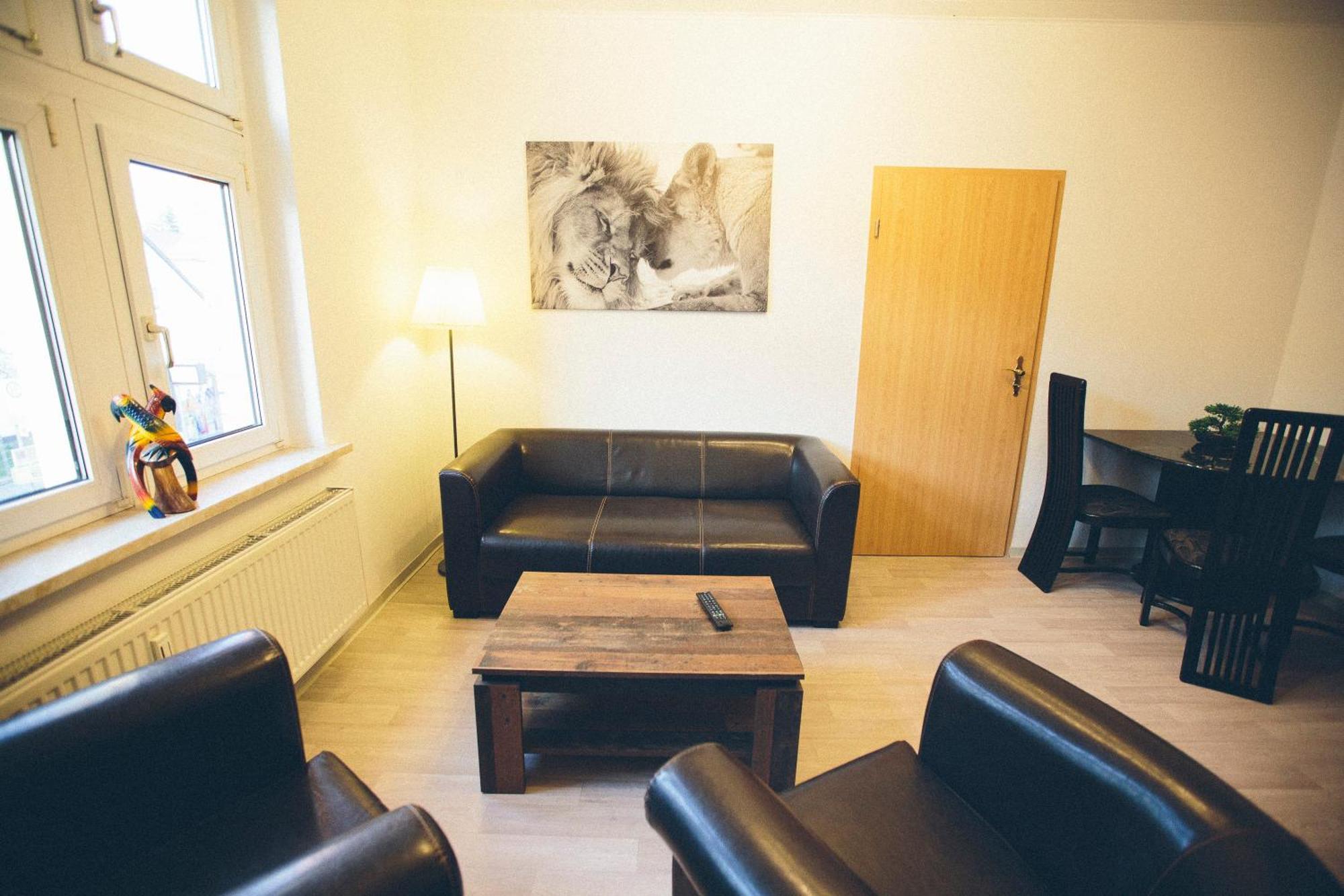 Grosse & Voll Ausgestattete Apartments, Studios, Doppelzimmer, Workspace, Parkplatz, Netflix, Prime & Schnelles Wifi In Ruhiger Lage Mit Garten Rudolstadt Camera foto