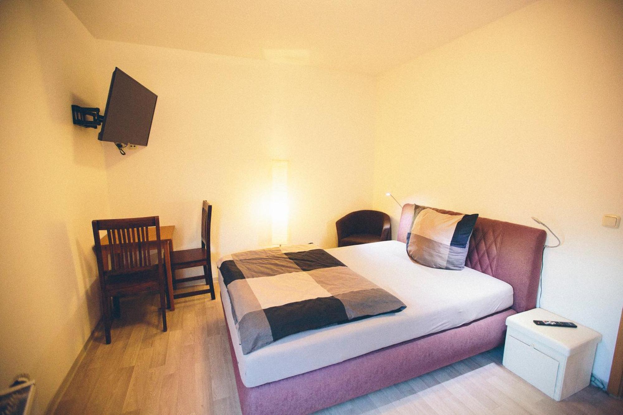 Grosse & Voll Ausgestattete Apartments, Studios, Doppelzimmer, Workspace, Parkplatz, Netflix, Prime & Schnelles Wifi In Ruhiger Lage Mit Garten Rudolstadt Esterno foto