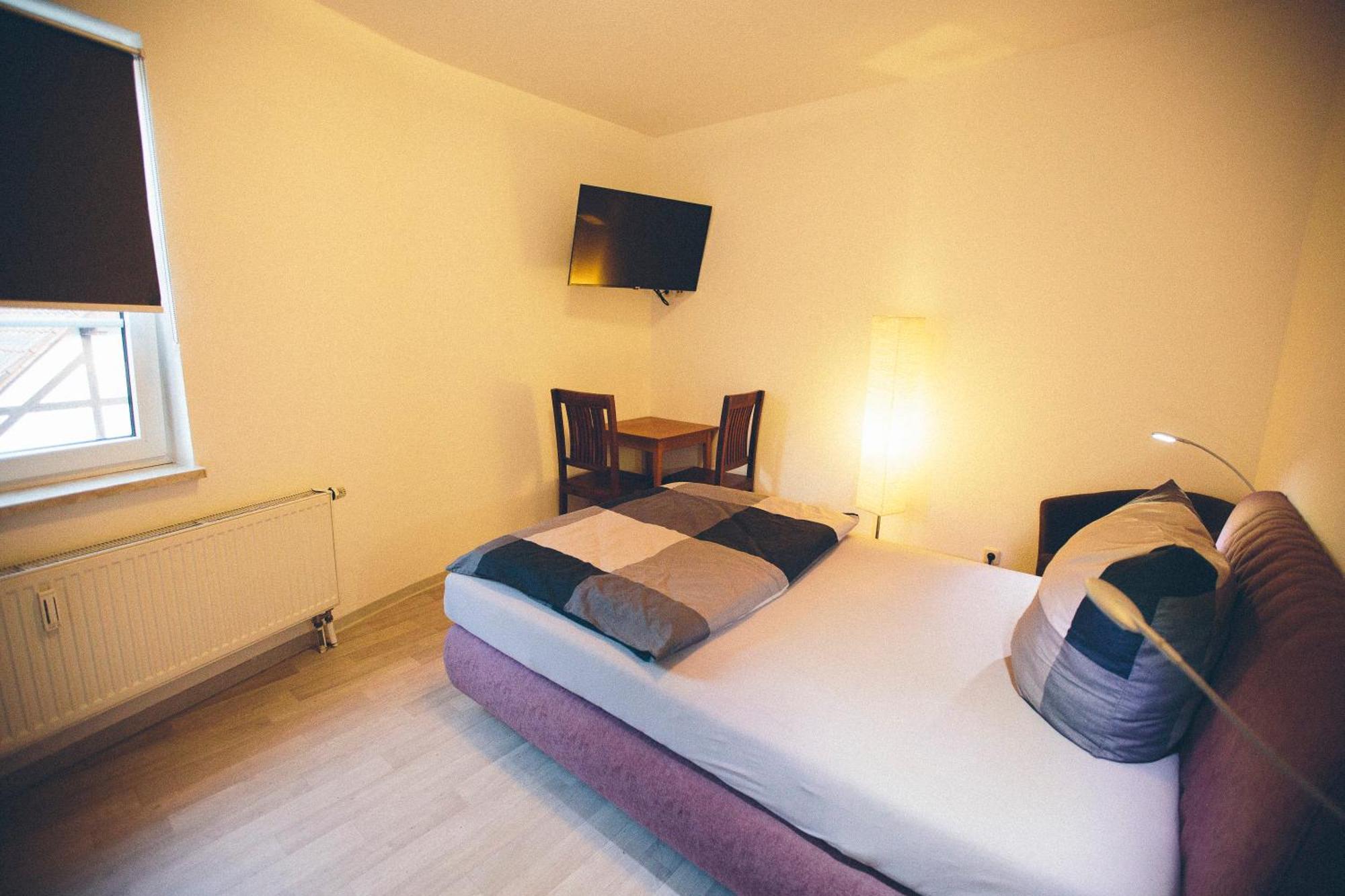 Grosse & Voll Ausgestattete Apartments, Studios, Doppelzimmer, Workspace, Parkplatz, Netflix, Prime & Schnelles Wifi In Ruhiger Lage Mit Garten Rudolstadt Esterno foto