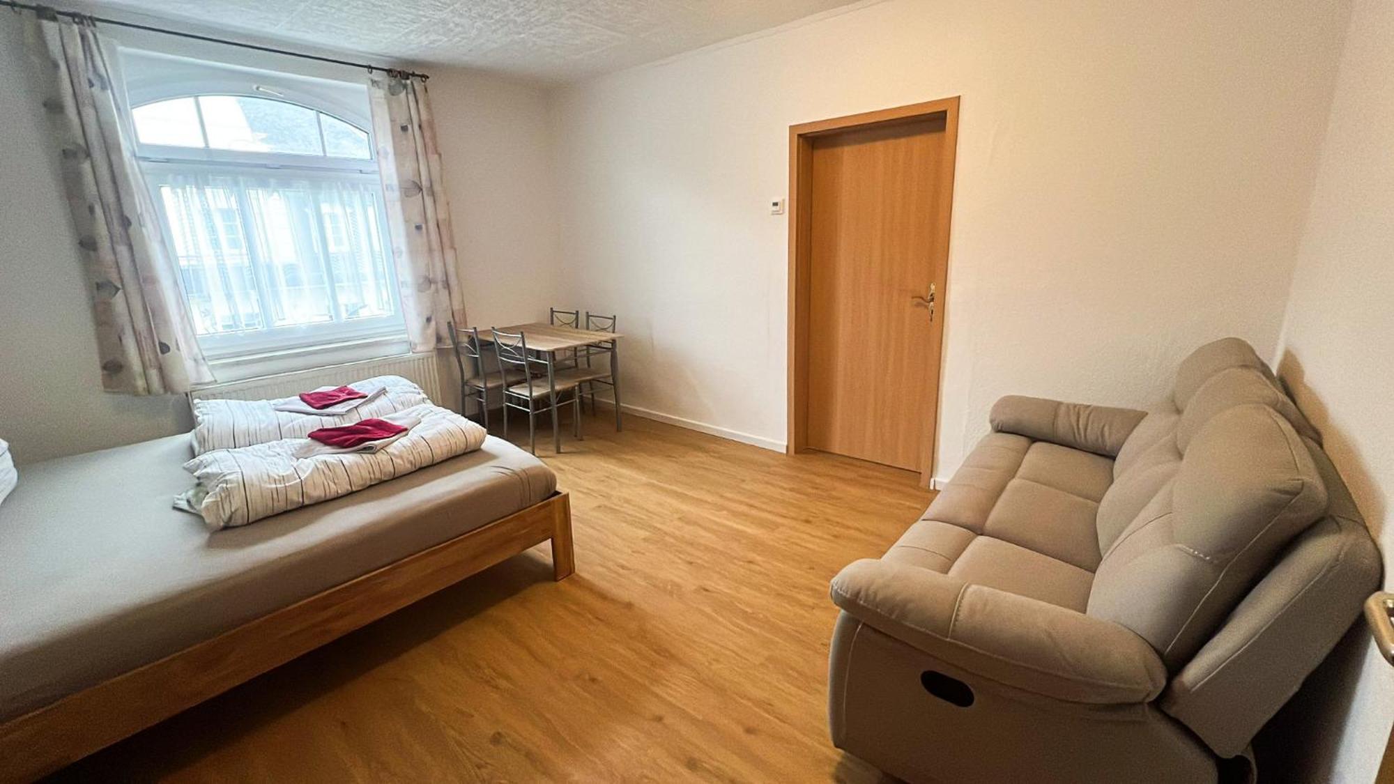 Grosse & Voll Ausgestattete Apartments, Studios, Doppelzimmer, Workspace, Parkplatz, Netflix, Prime & Schnelles Wifi In Ruhiger Lage Mit Garten Rudolstadt Camera foto