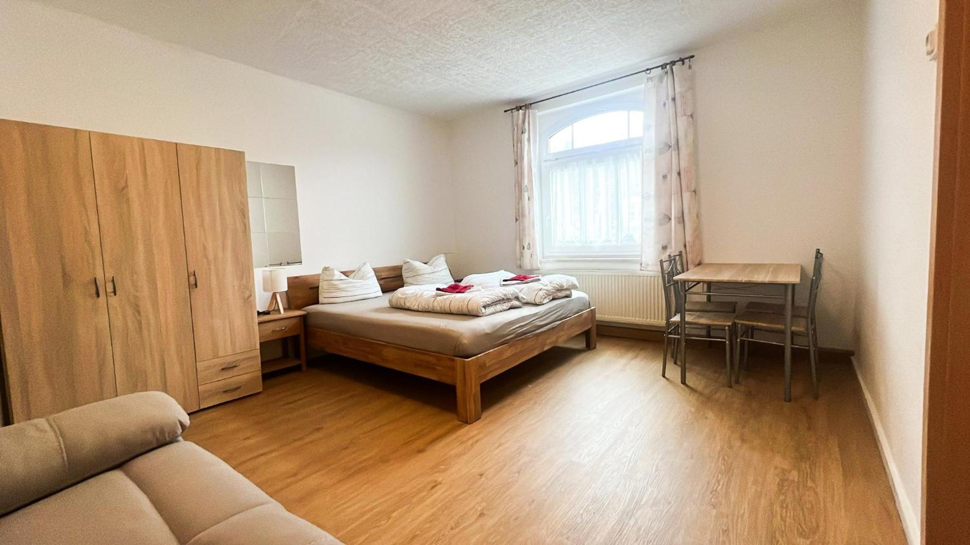 Grosse & Voll Ausgestattete Apartments, Studios, Doppelzimmer, Workspace, Parkplatz, Netflix, Prime & Schnelles Wifi In Ruhiger Lage Mit Garten Rudolstadt Camera foto
